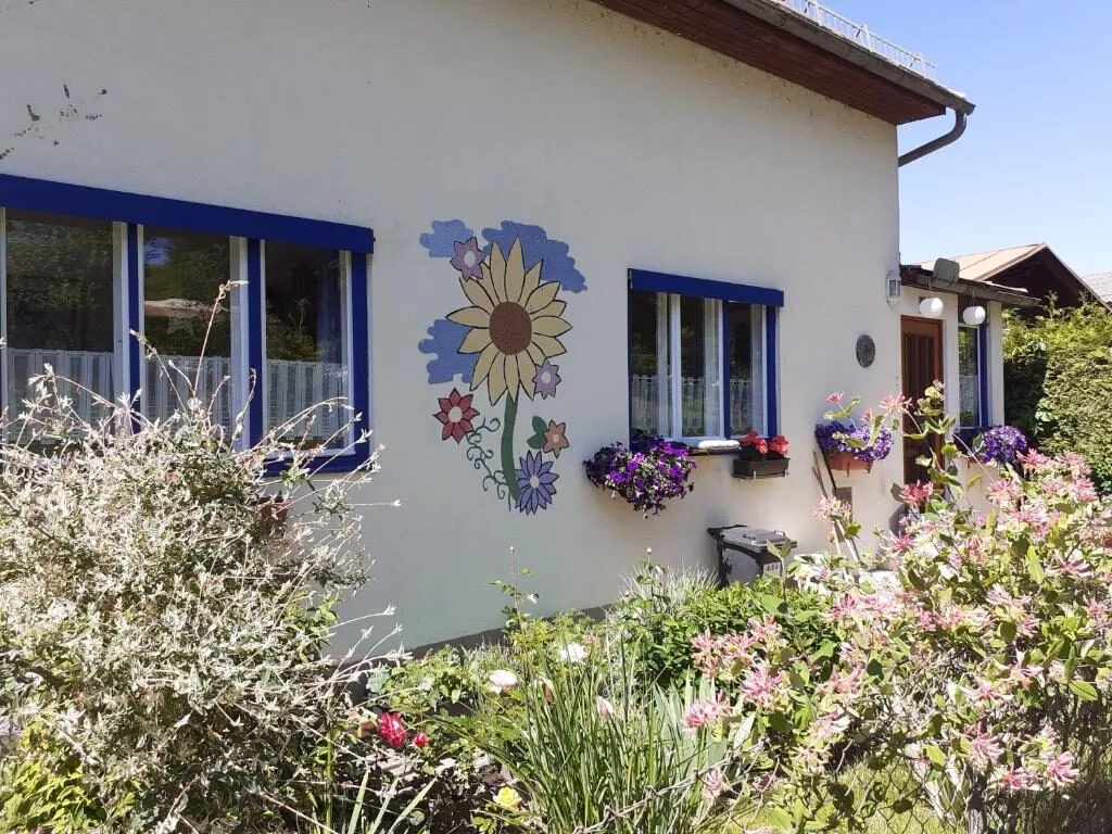 Außenansicht mit Blumen-Wandbild