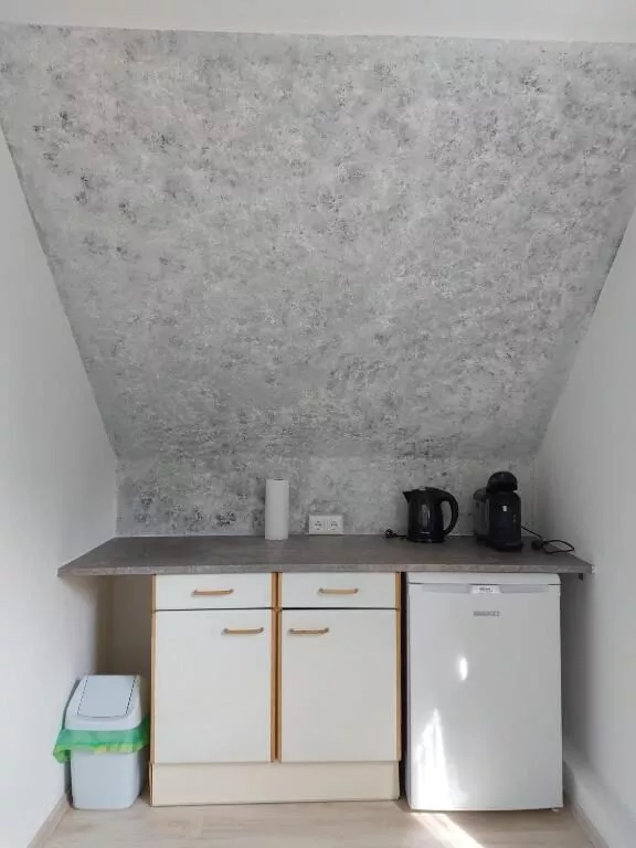 Küchenzeile mit Kaffeemaschine & Kühlschrank